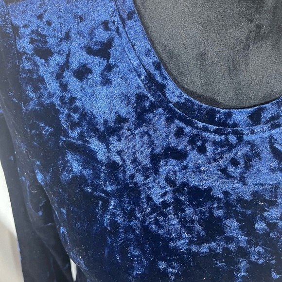 Luxurious Long Sleeve Velvet Dress in Midnight Blue - Picture 3 of 8
